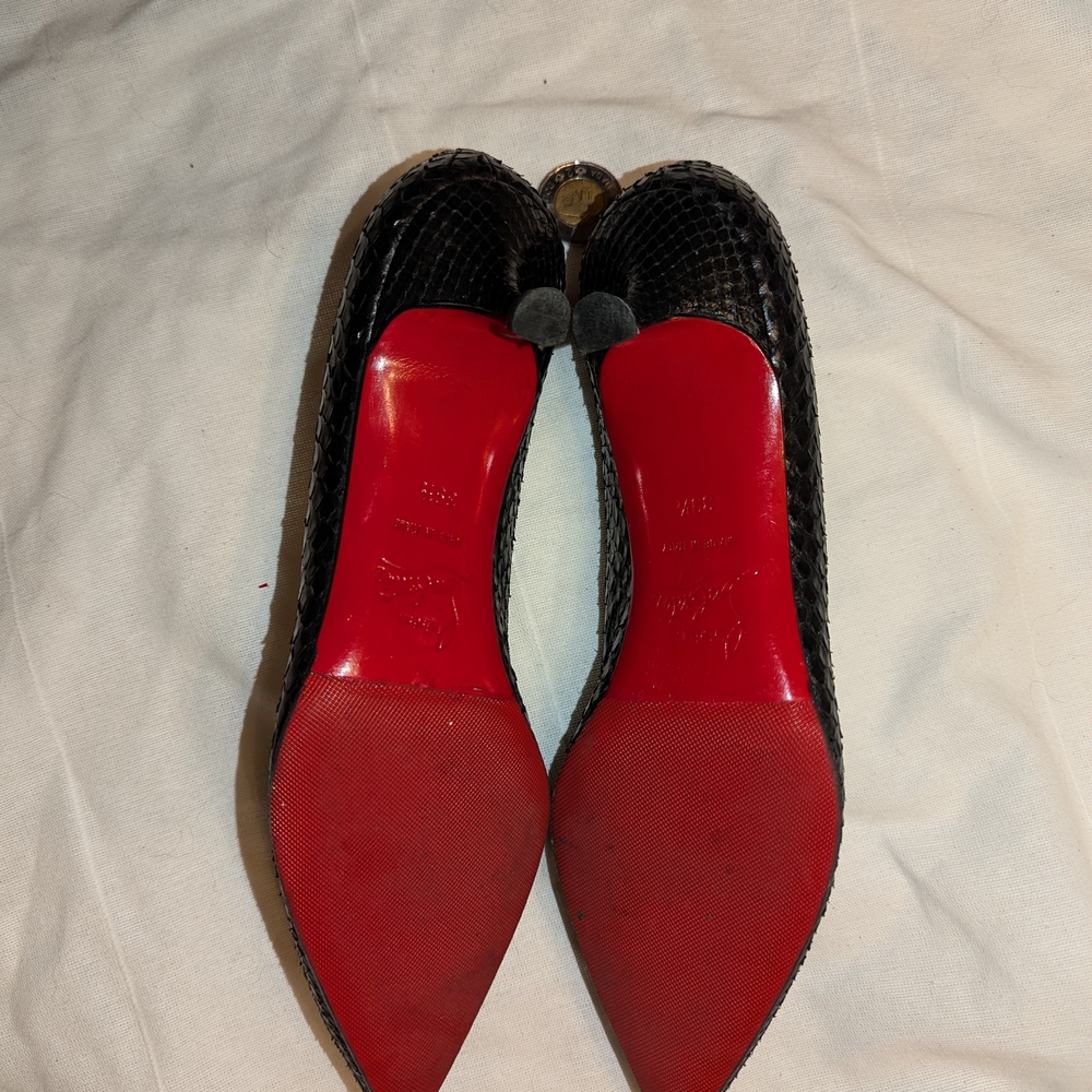 LOUBOUTIN - Chic Black Alligator Heel